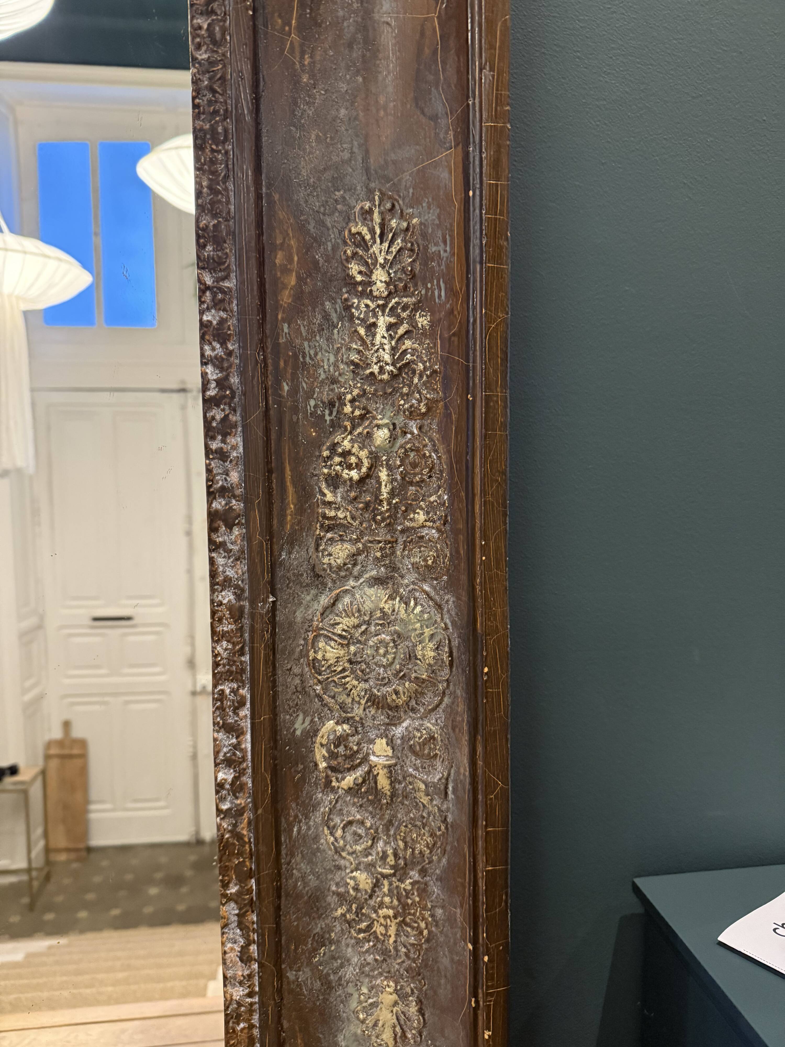 Very large mirror with a vintage effect.