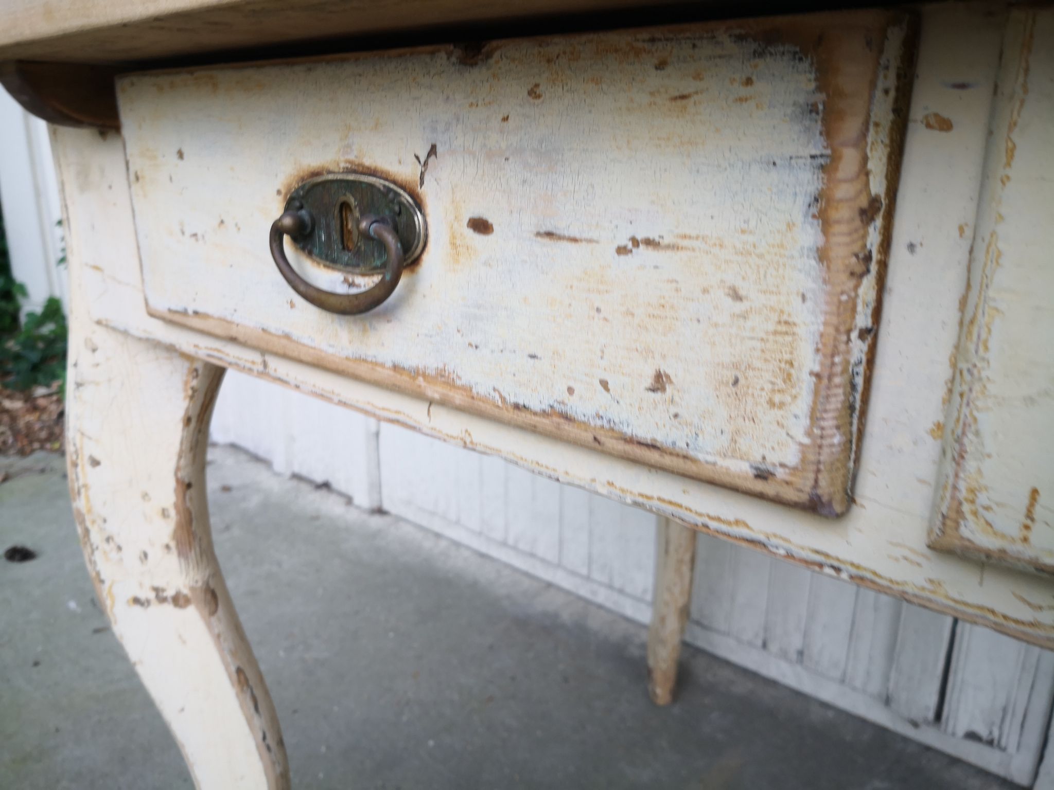 Table de cuisine vintage en bois, pieds courbés