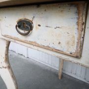 Table de cuisine vintage en bois, pieds courbés