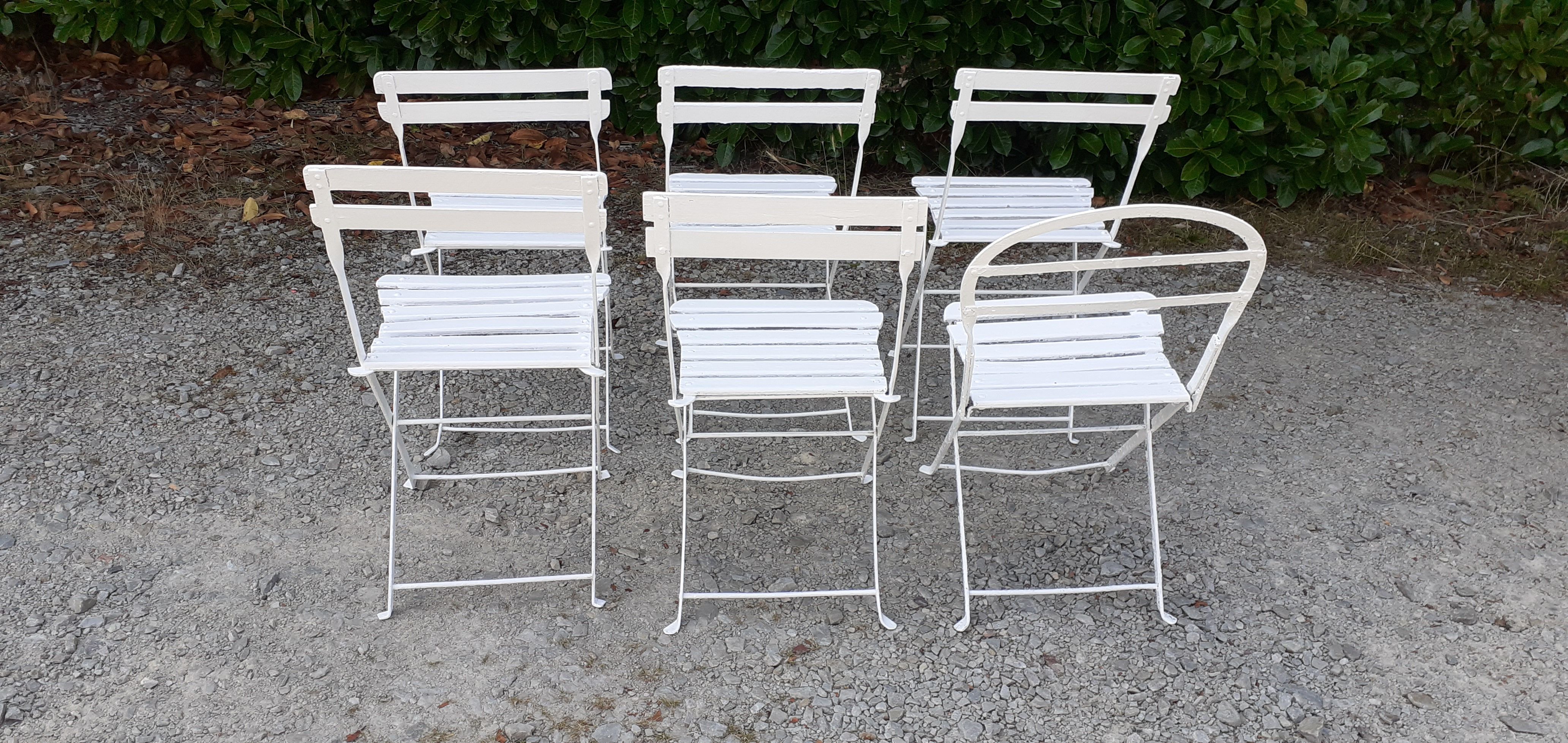Garden furniture 1 table 6 chairs wood and old white metal
