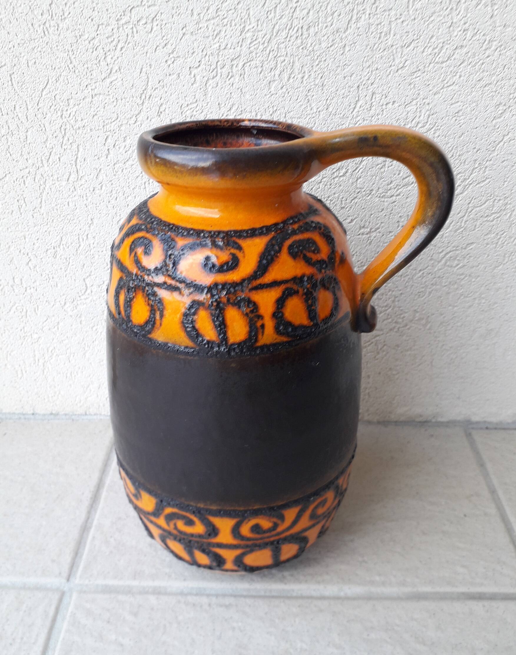 Vase en céramique orange et marron