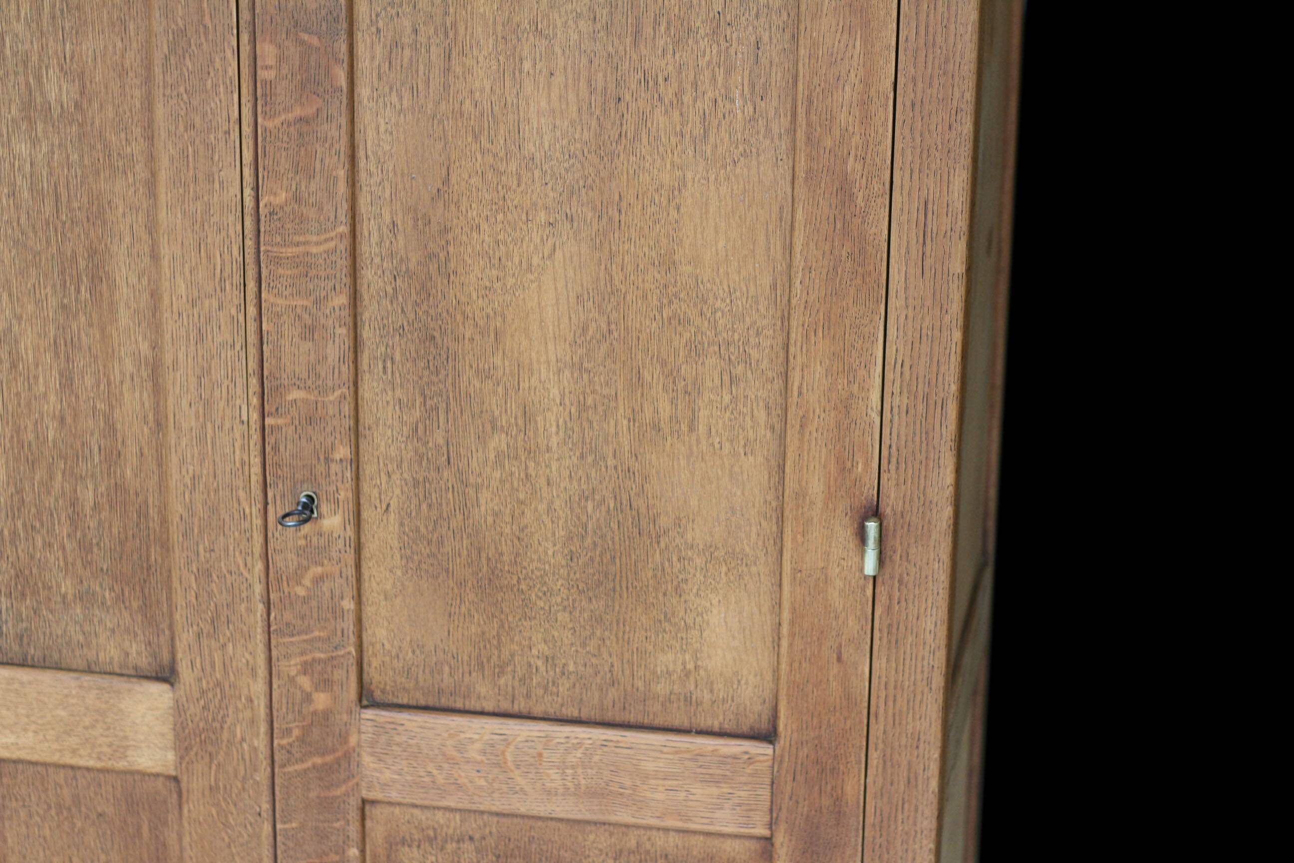 Rare primary school armoire in solid oak. 1920s/30s. Superb condition.