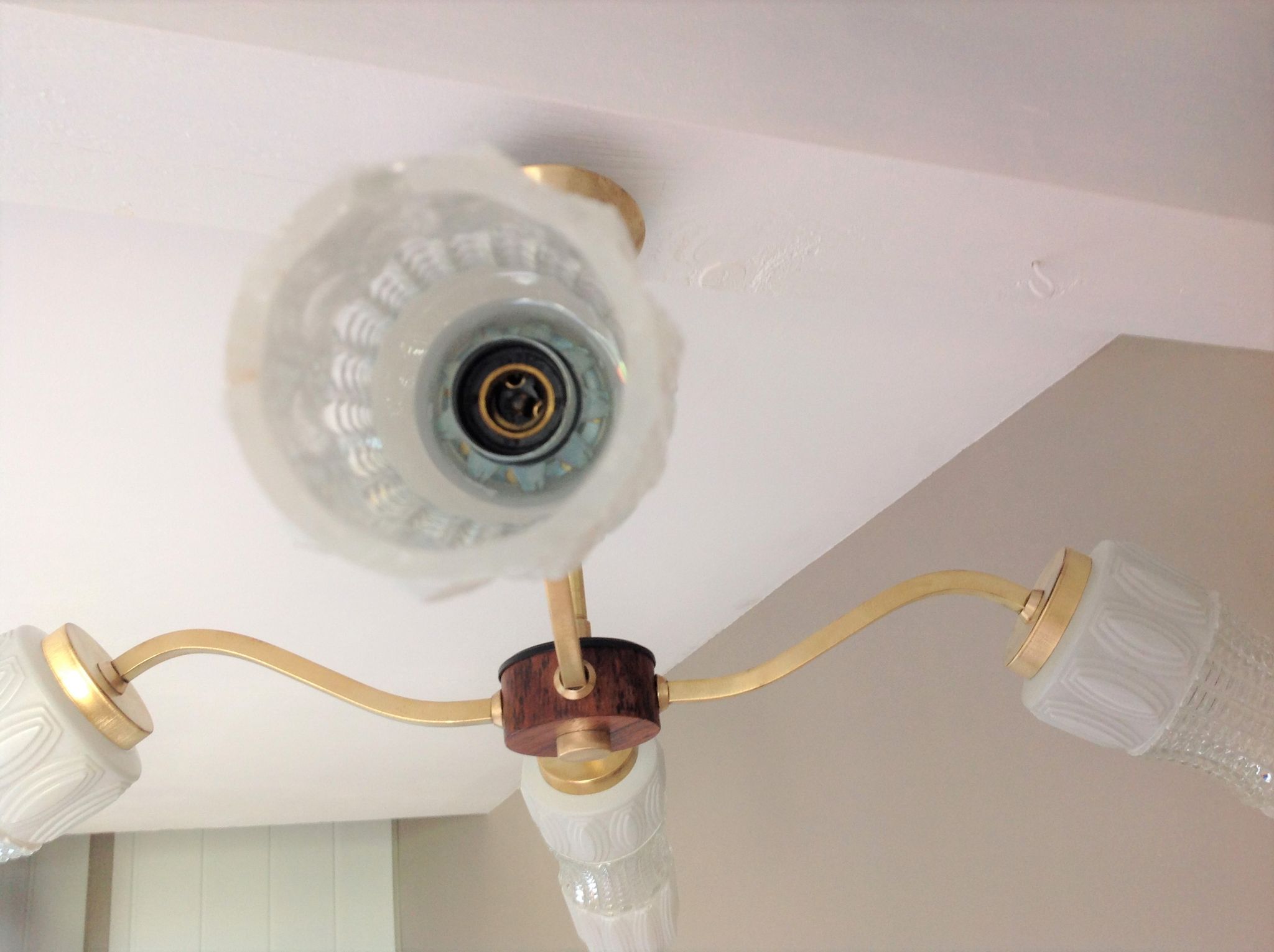Four-burner chandelier in brass and two-tone glass Scandinavian style / vintage 60s-70s
