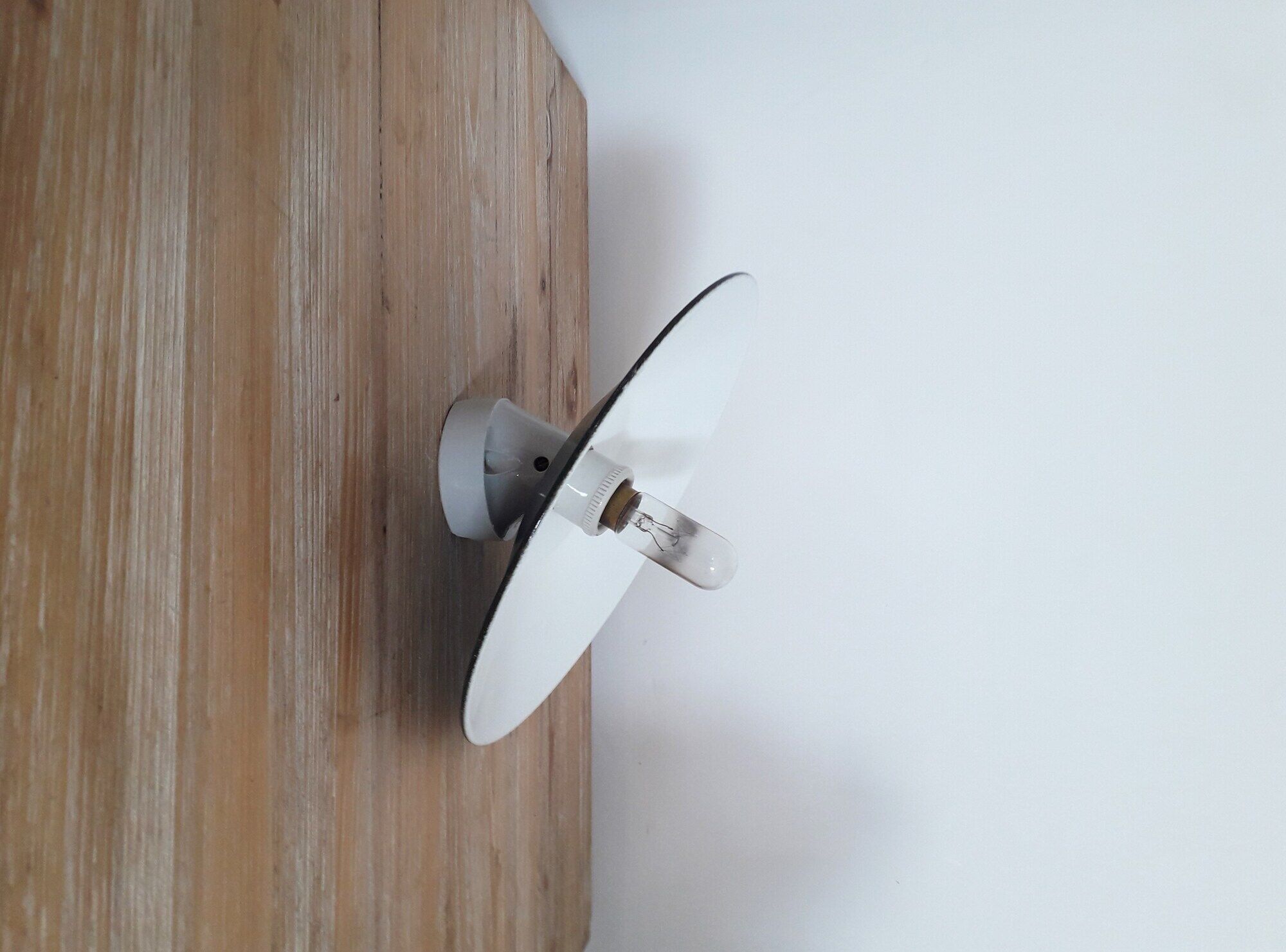 Old industrial wall lamp - Green and white enamelled sheet metal from the 1940s