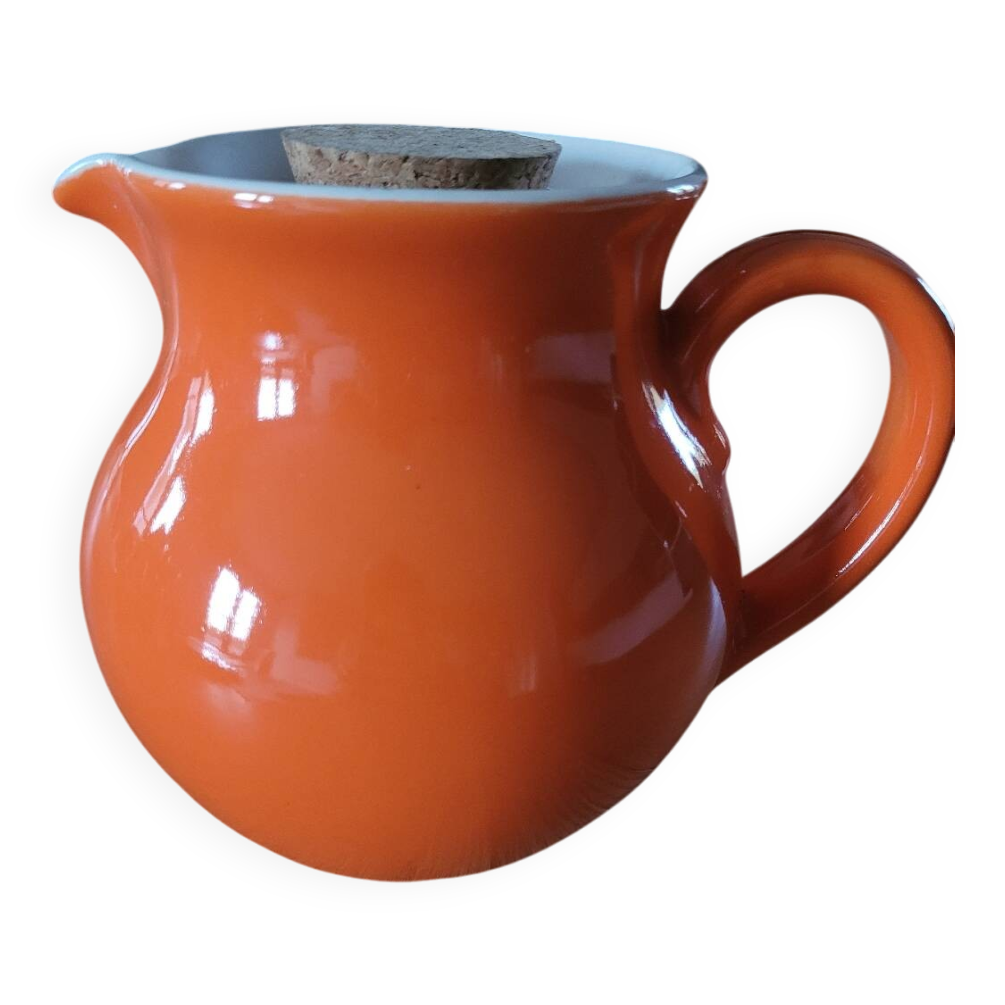 Carafe or pitcher with ice reservoir