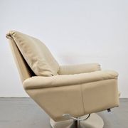 Fauteuil Cece pivotant en cuir de Leolux