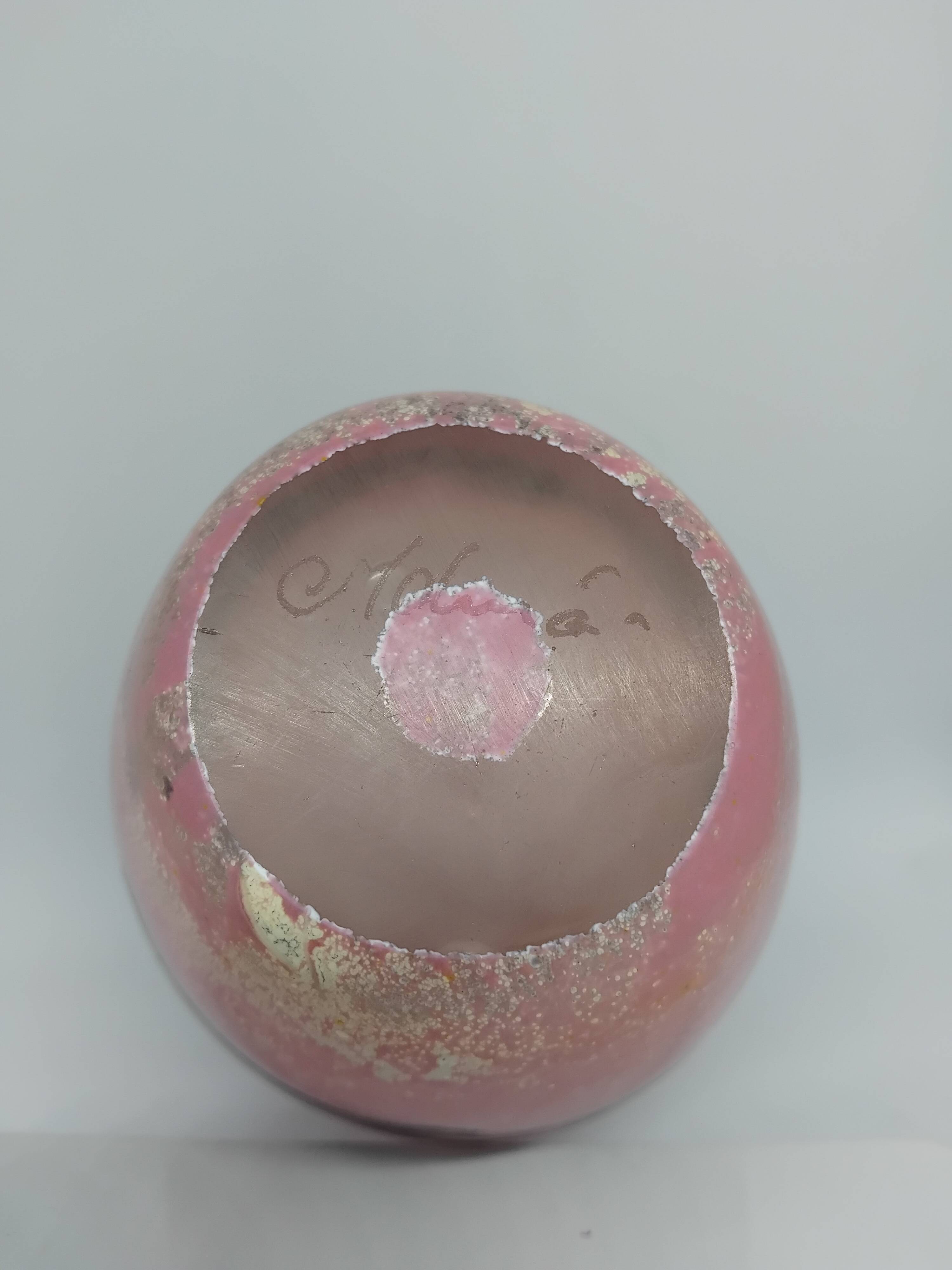 Small "Mdinà" vintage vase from the 1960s. Iridescent pink glass. Signed.