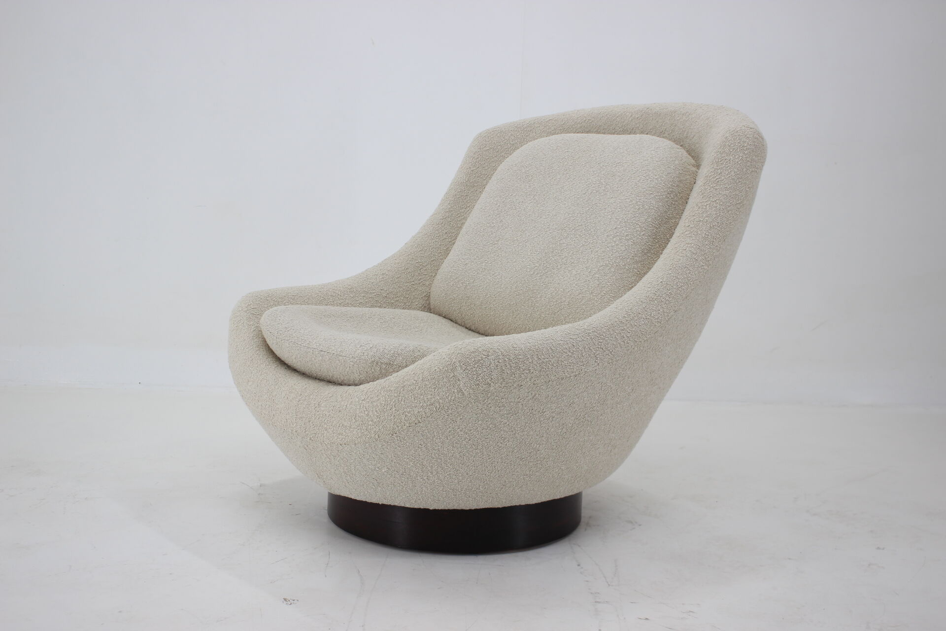 1970s Shell Lounge Chair in Bouclé Upholstery