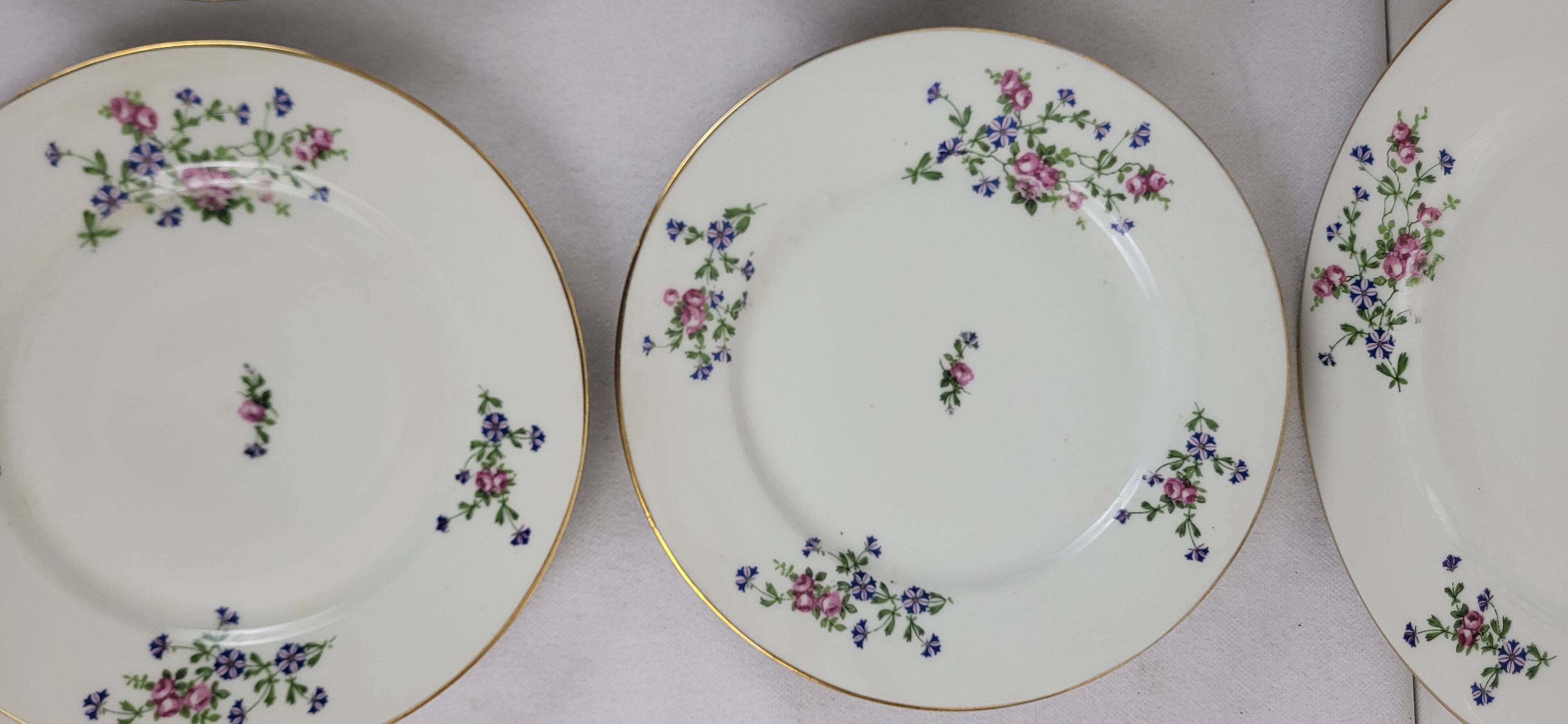 6 flat plates decorated with barbs