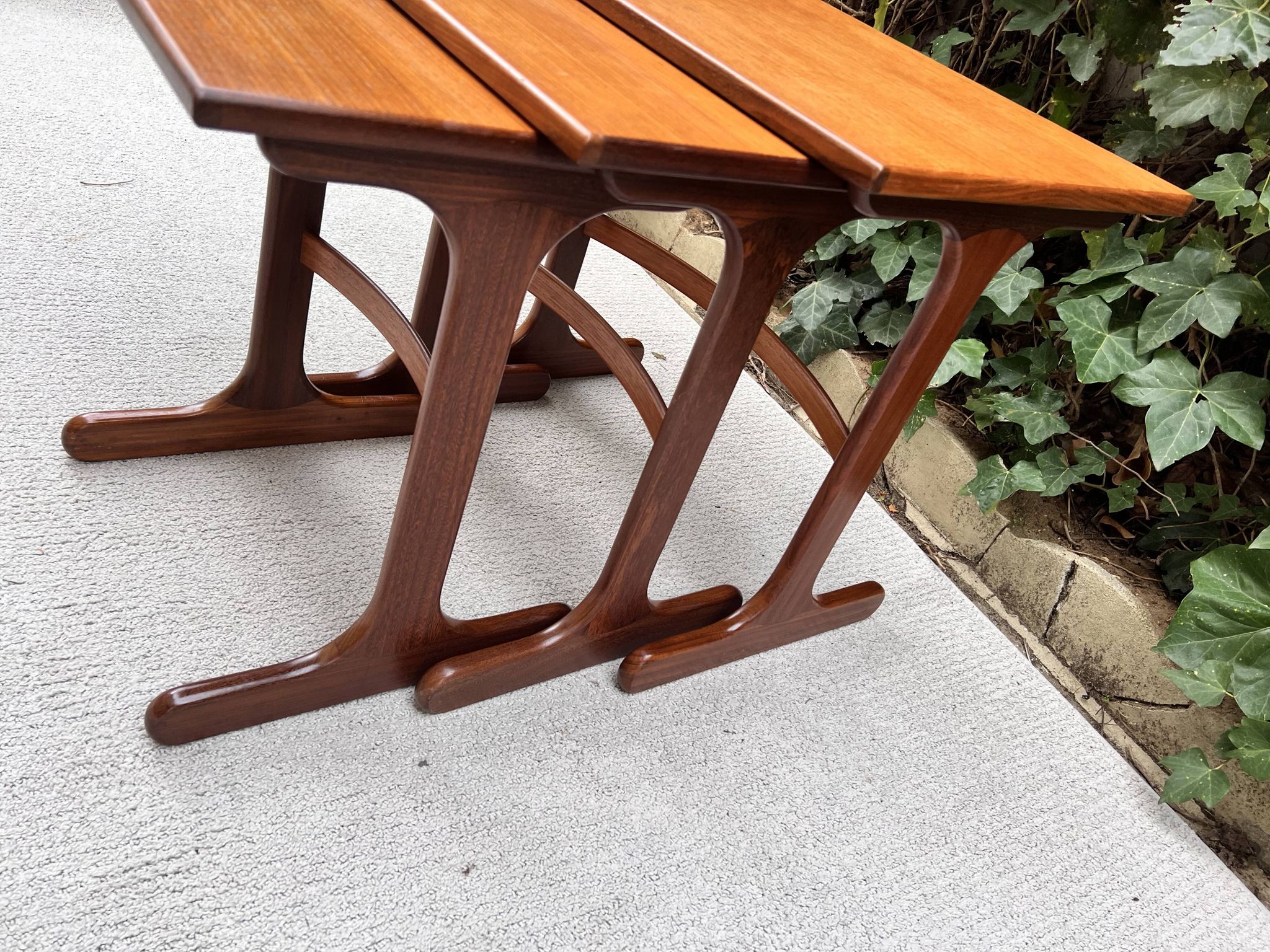 Tables gigognes scandinave vintage en teck par "Victor B Wilkins"