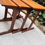 Tables gigognes scandinave vintage en teck par "Victor B Wilkins"