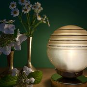Lampe à poser globe vintage en verre jaune et or