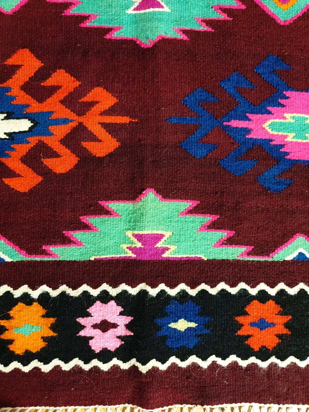 Tapis kilim brun et turquoise roumain avec des couleurs d'accent faites dans des maramures 140x190cm