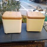 Two poufs dime