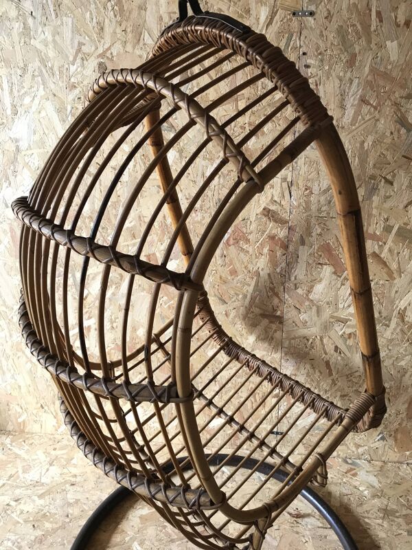 Fauteuil suspendu vintage en rotin avec sa potence