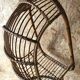 Fauteuil suspendu vintage en rotin avec sa potence