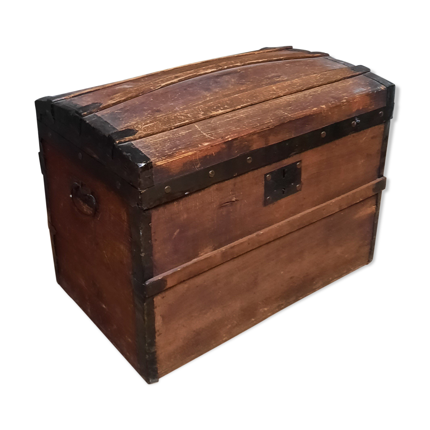 Coffre bombé en bois et métal