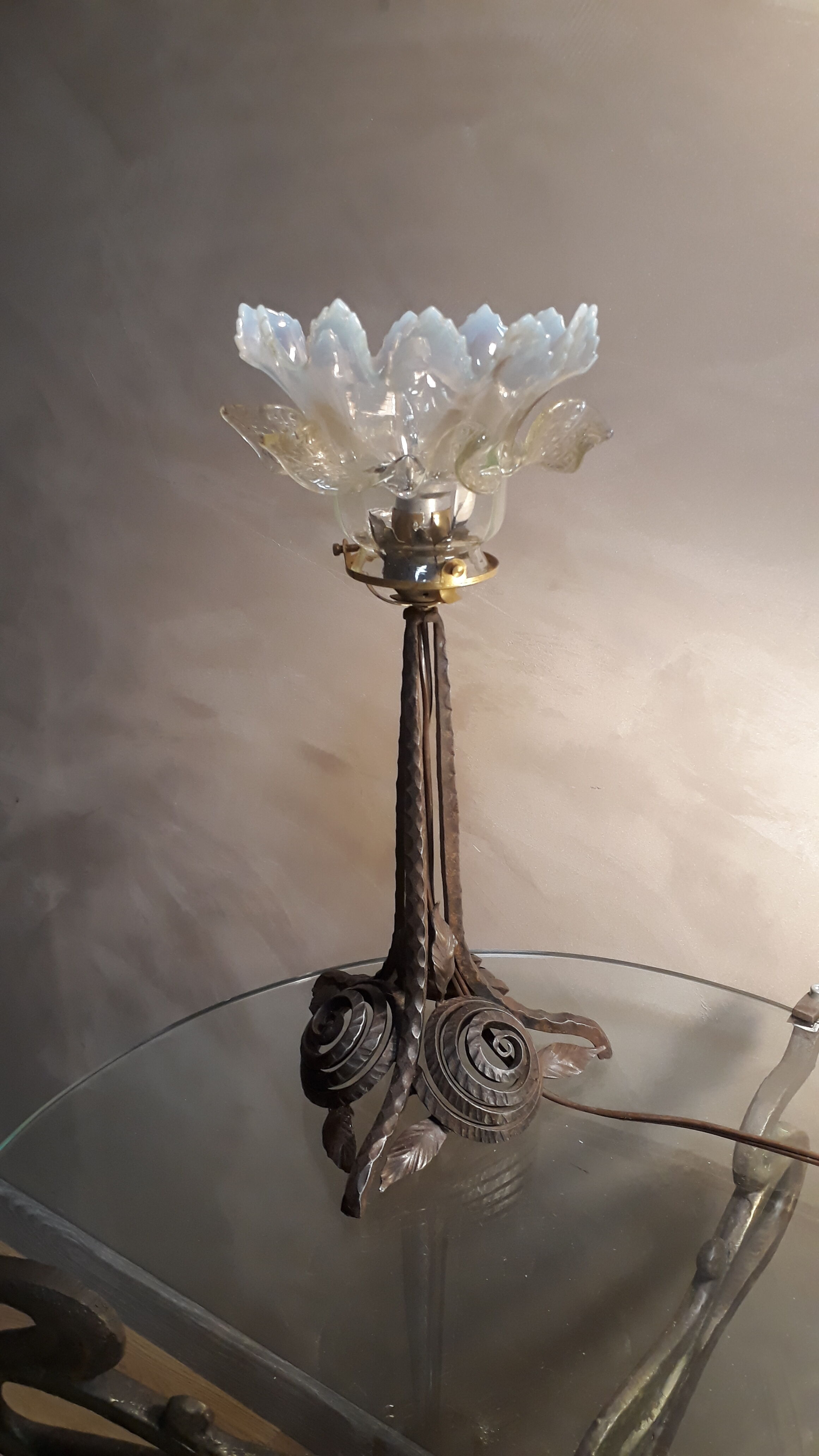 Opalescent tulip lamp 1900