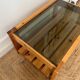 Table basse en pin et verre vintage