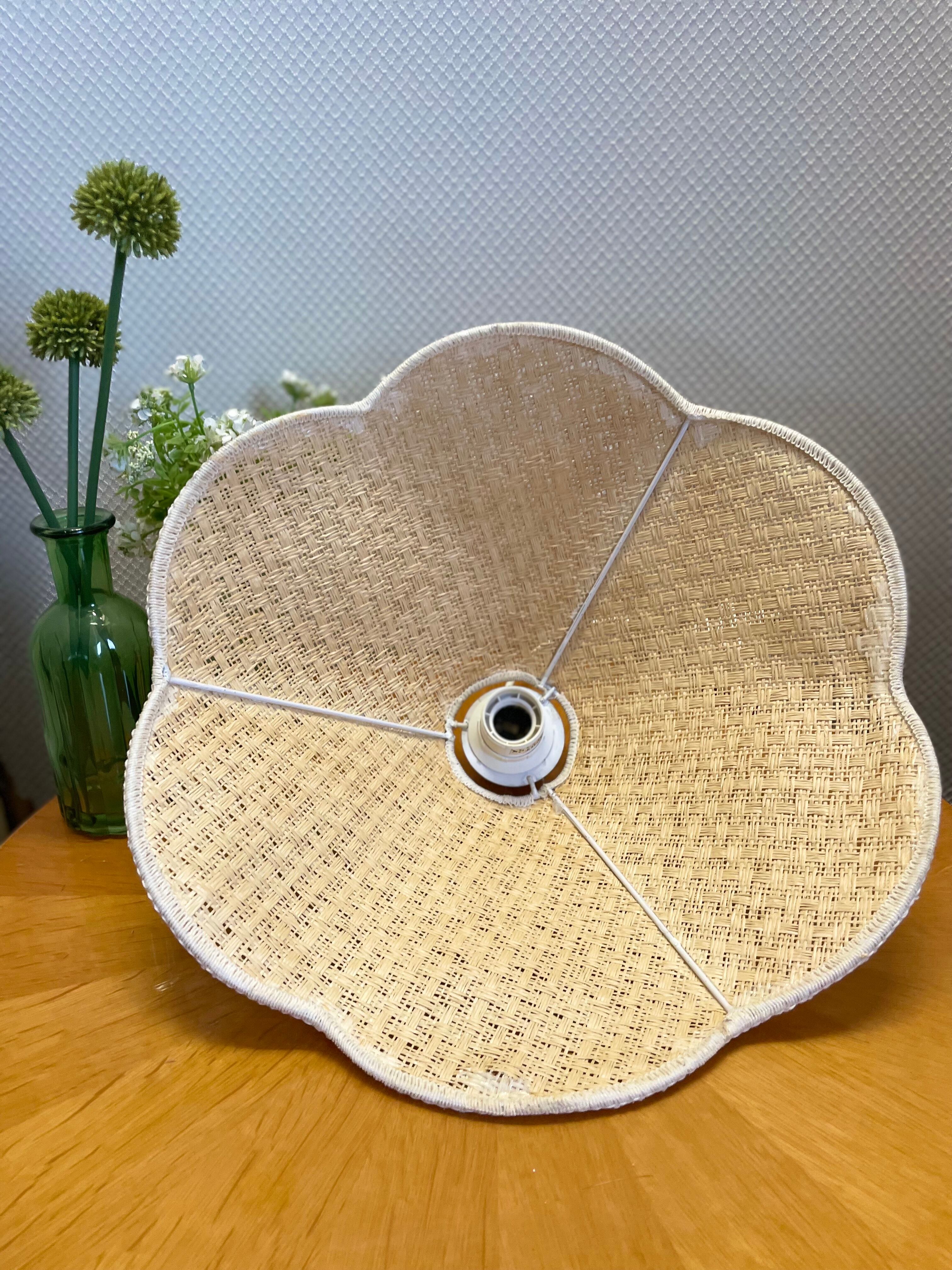 Suspension fleur en rotin vintage beige
