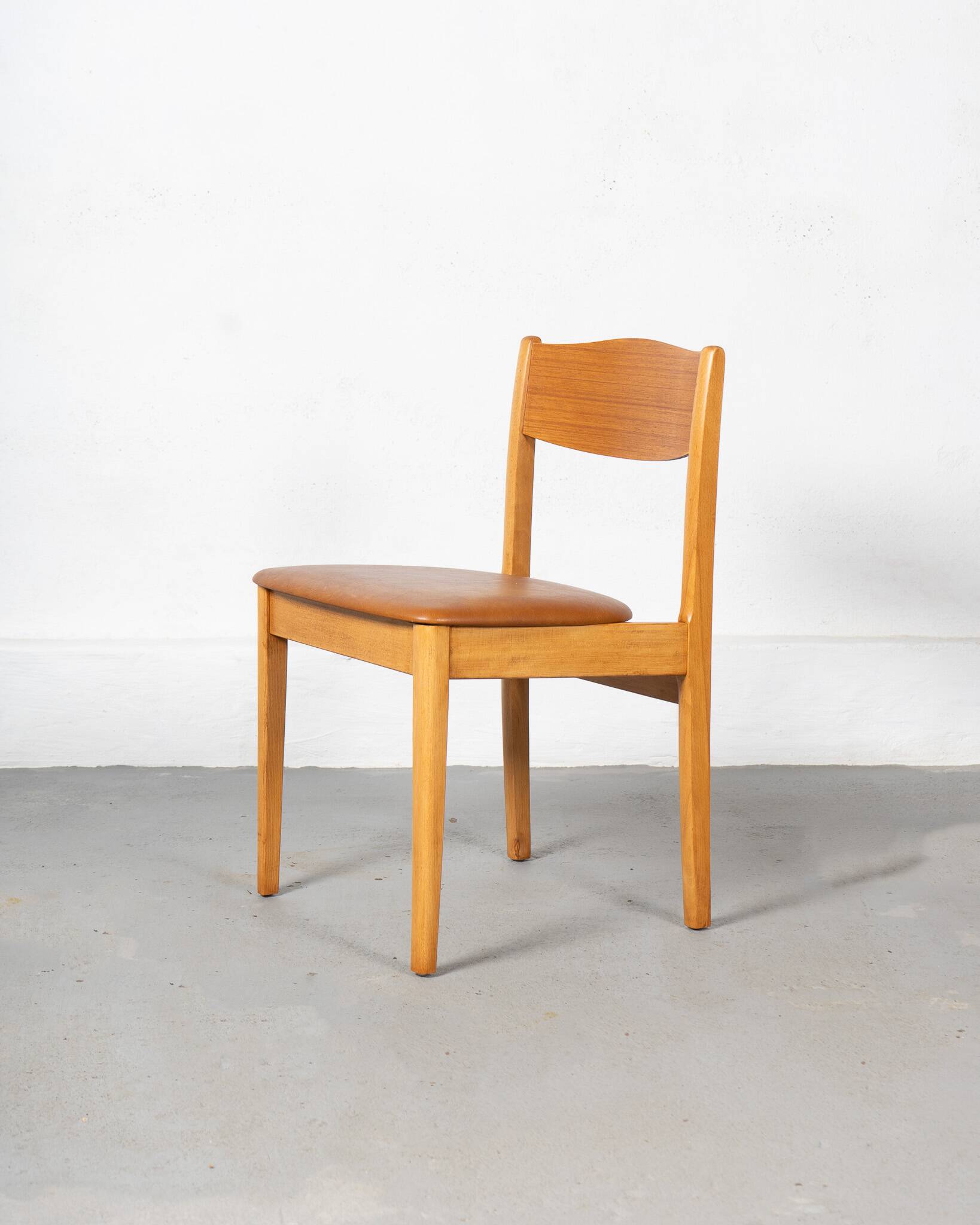 Set of 6 Danish dining chairs made of beech and brown leatherette.