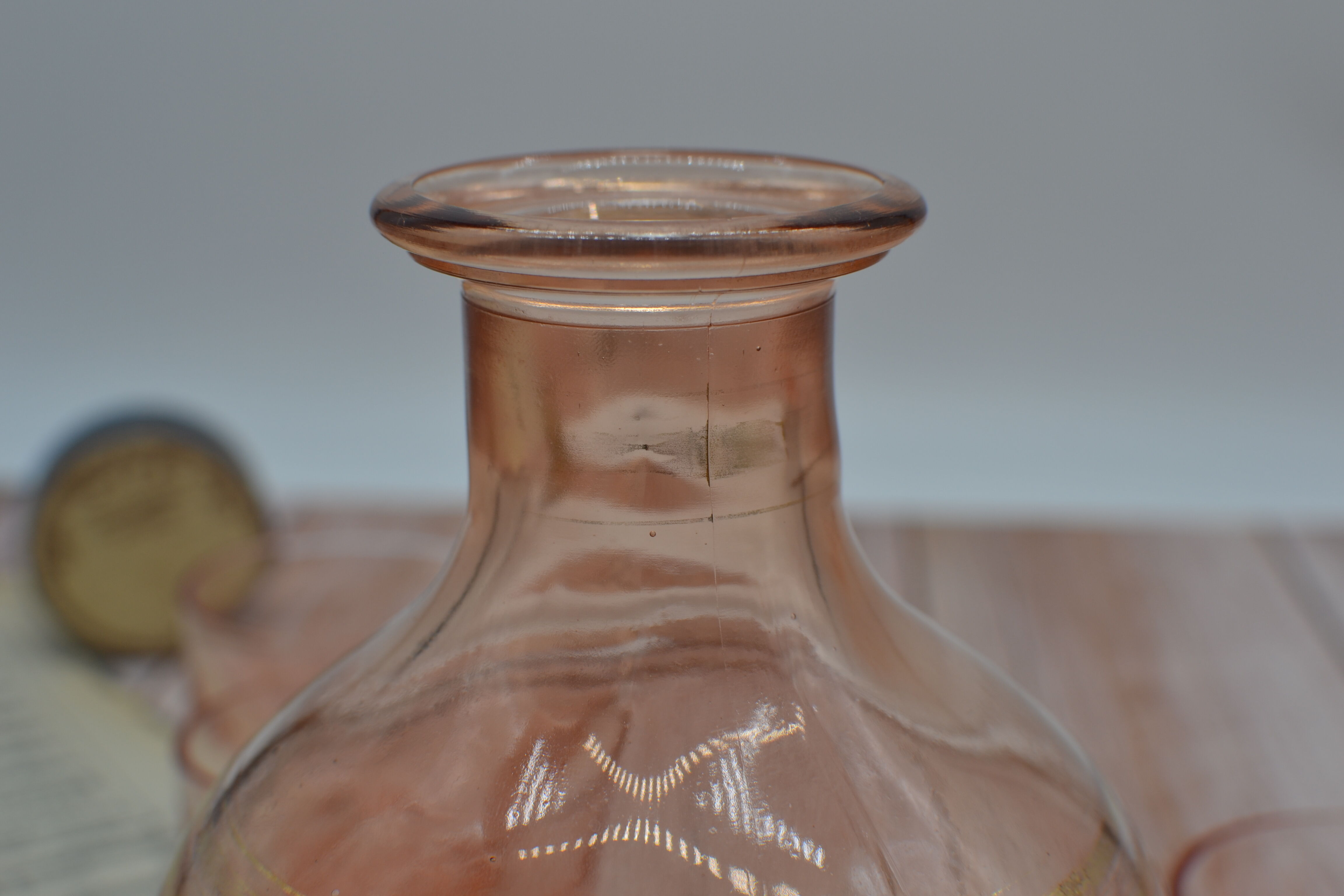Vintage pink decanter with its 6 glasses