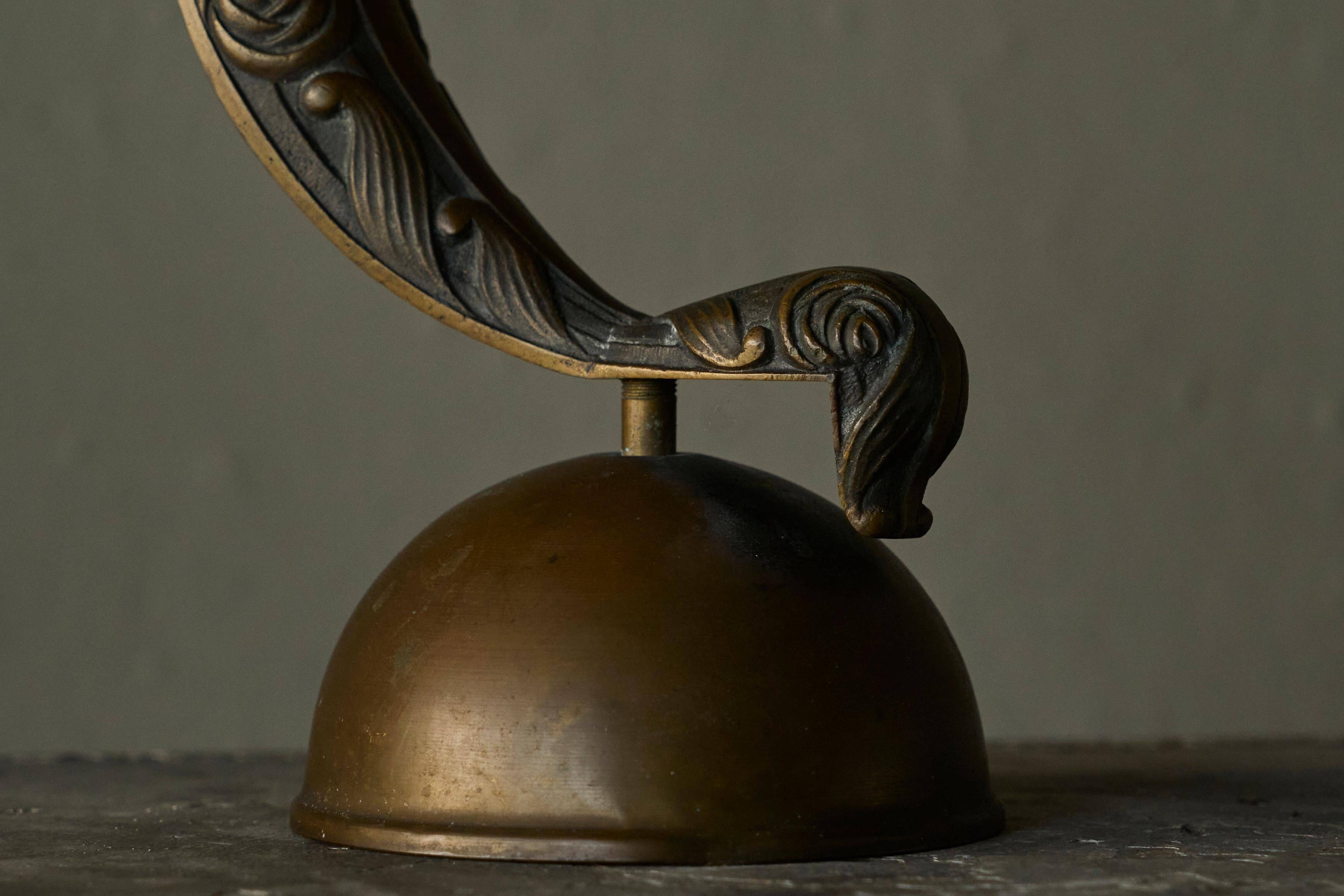 Sculptural table lamp in brass and opaline glass, early 20th century.