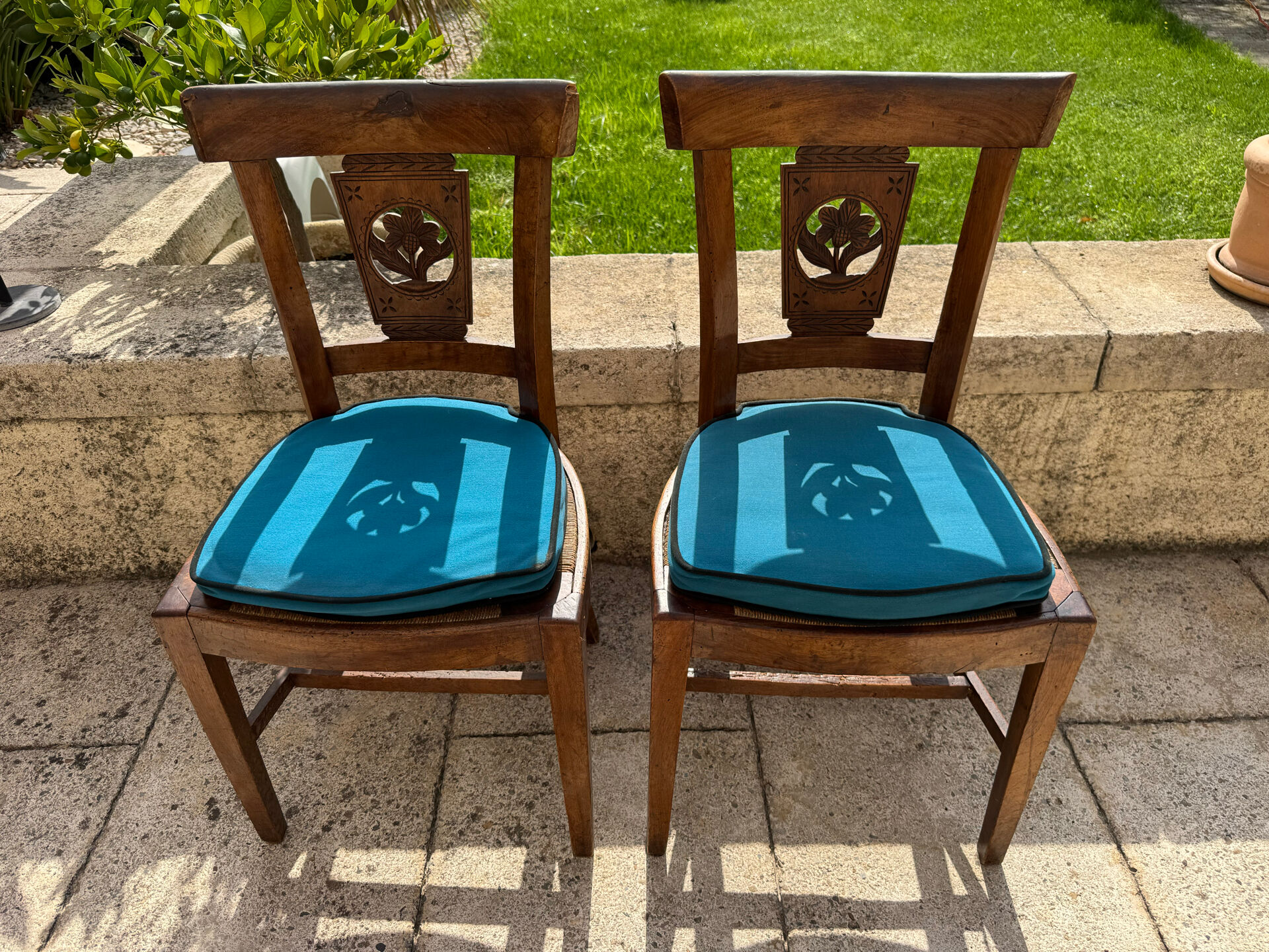 Paire de chaises artisanales xix’ en noyer et paillage
