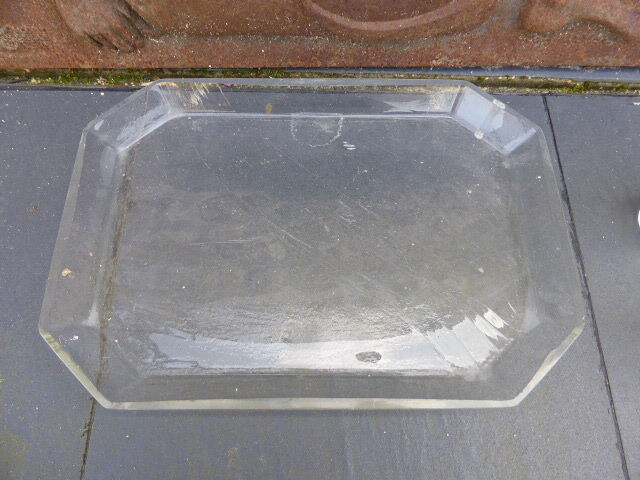 Service a liquor composed of 7 glasses a geometric patterns and d a tray