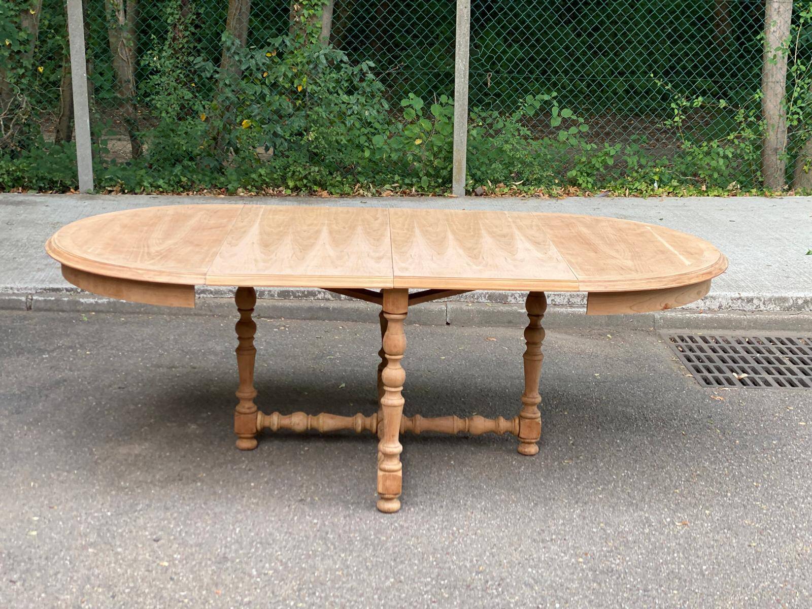 Round extendable farmhouse dining table, stripped, Louis XIII style from the 1960s.