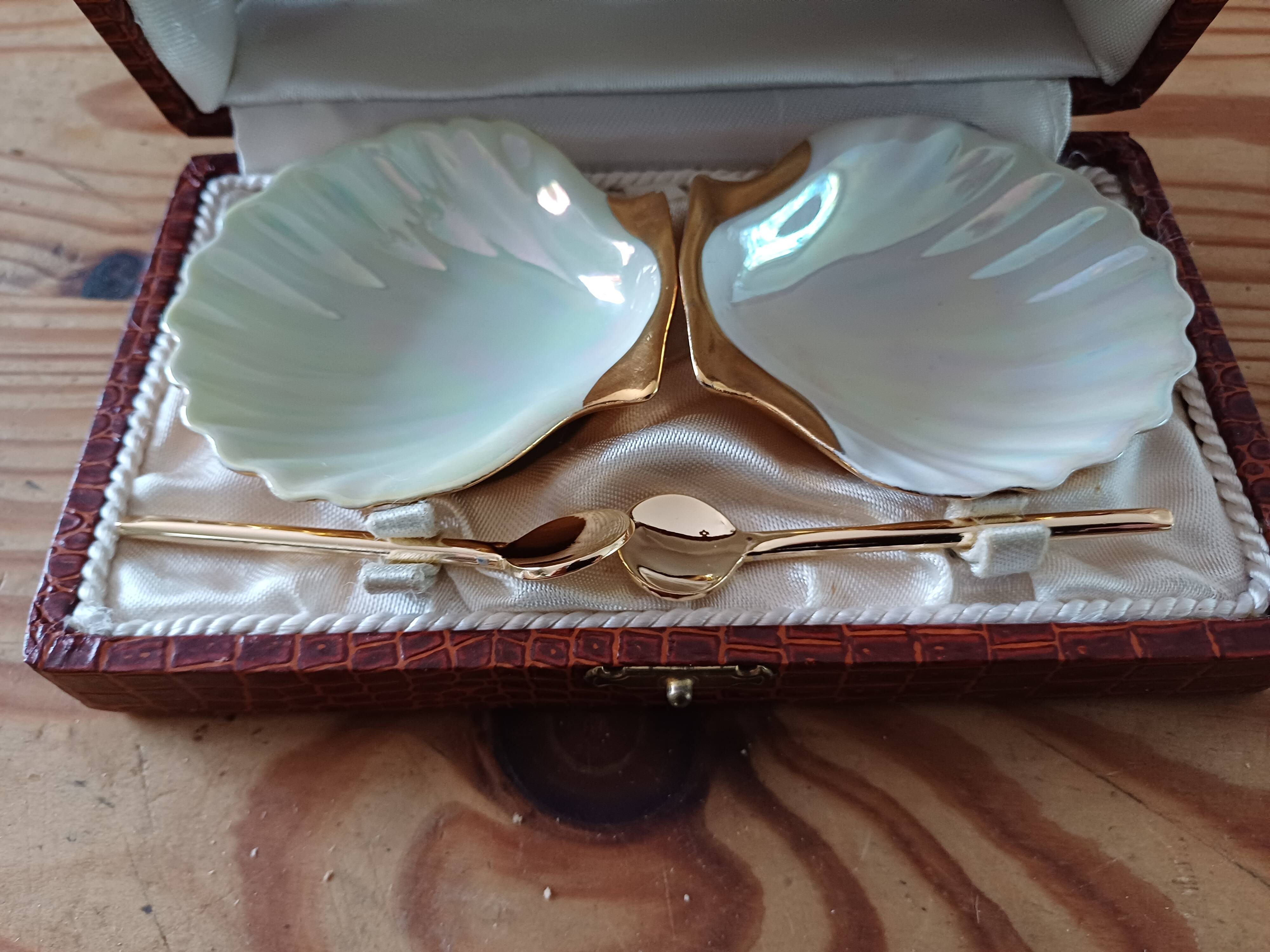 Salt and Pepper Shakers in Limoges Porcelain R.Montigny