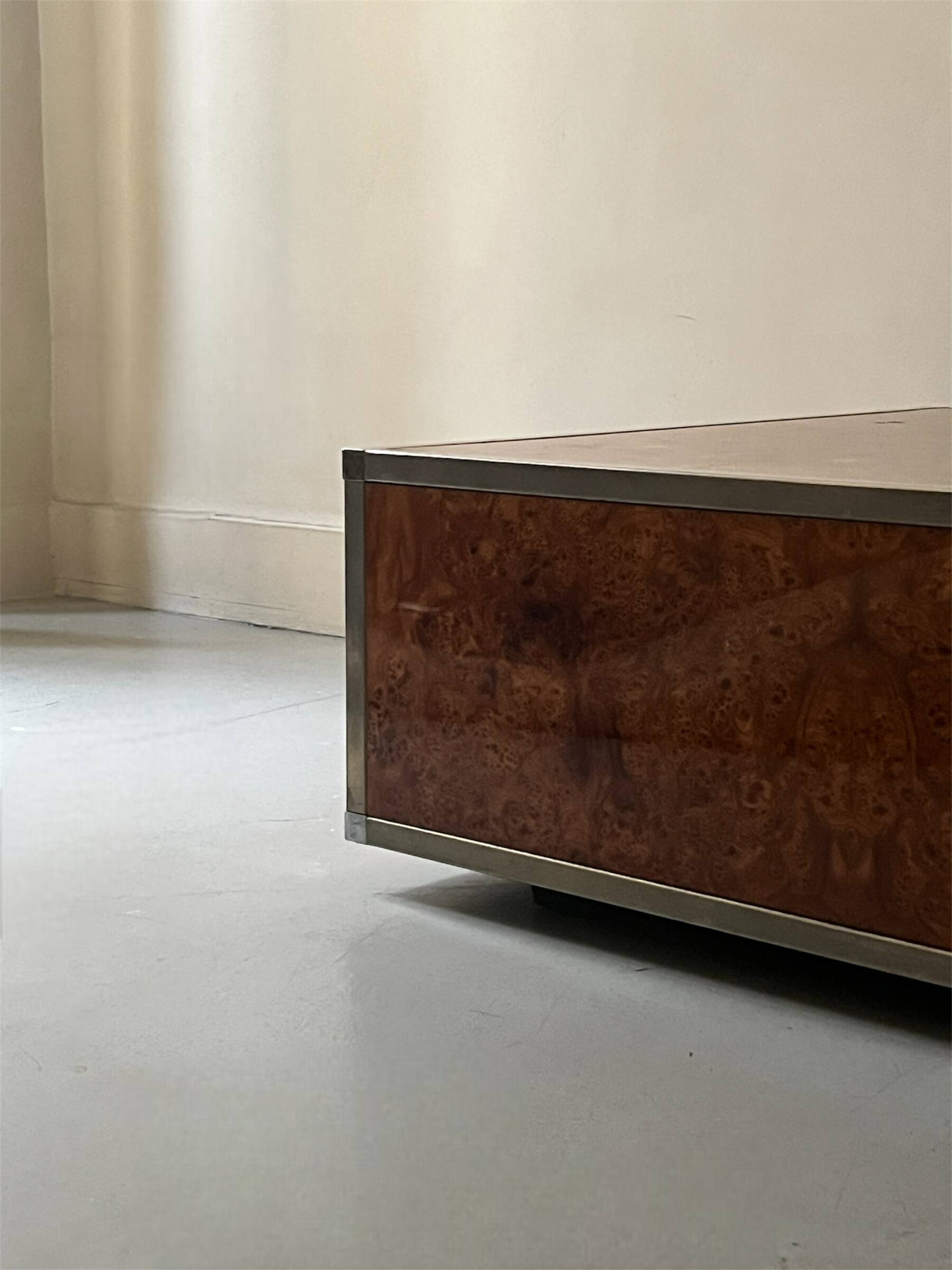 Square coffee table in metal and elm burl in the style of Willy Rizzo, 1970