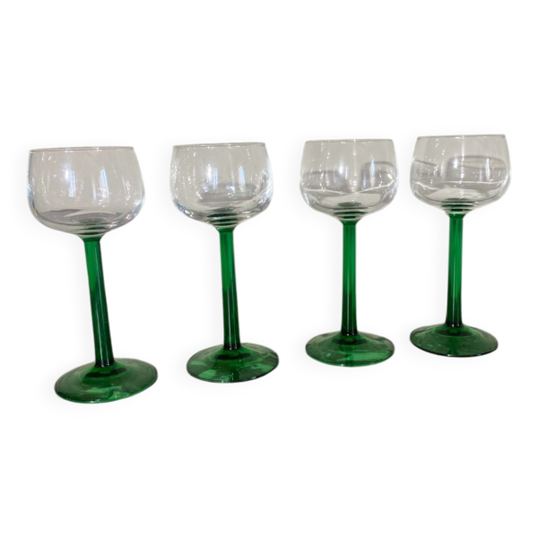 4 verres à pied vert