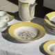 Lot de 19 grandes assiettes plates vintage jaunes fleurs roses liseré doré