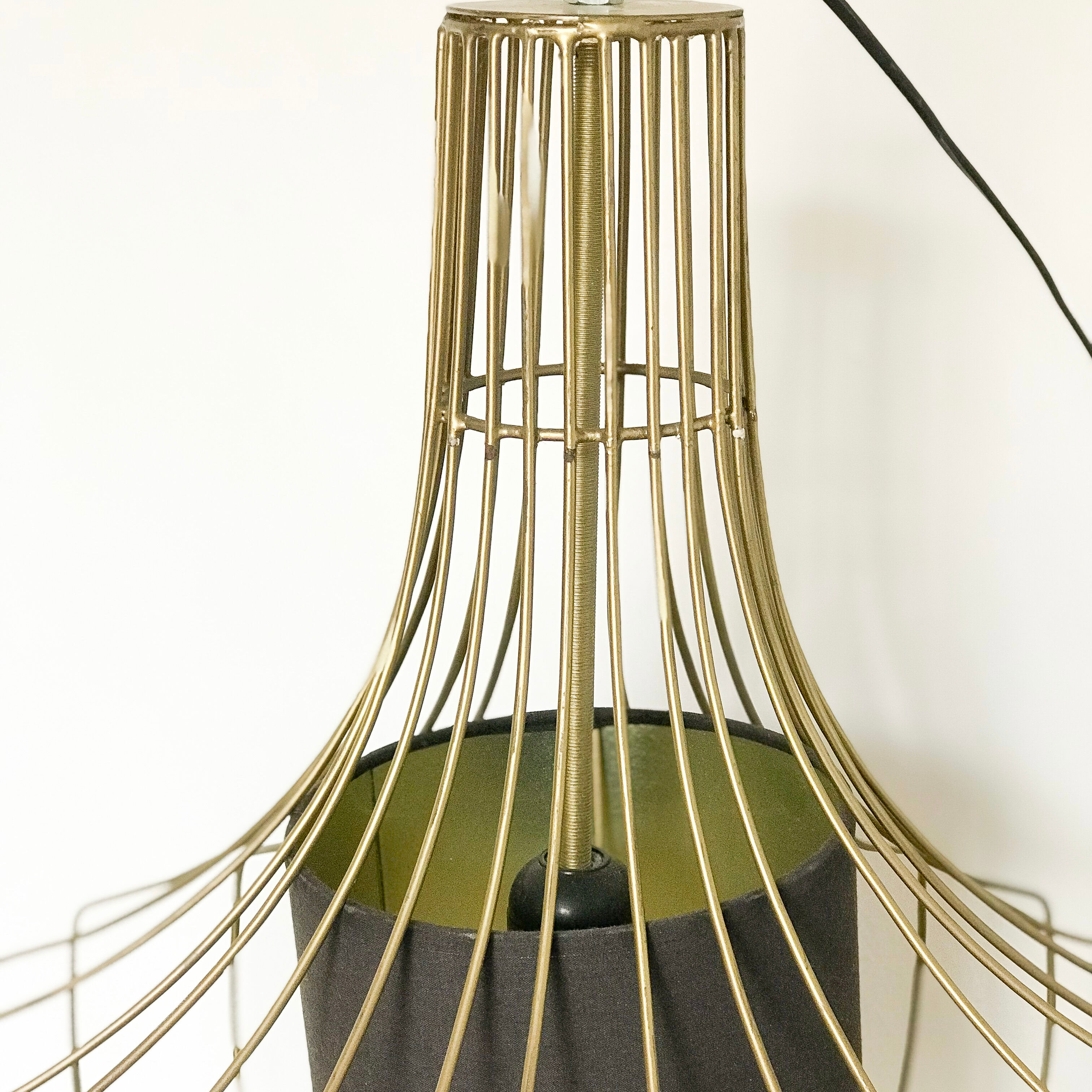 Pear-shaped gold wired suspension