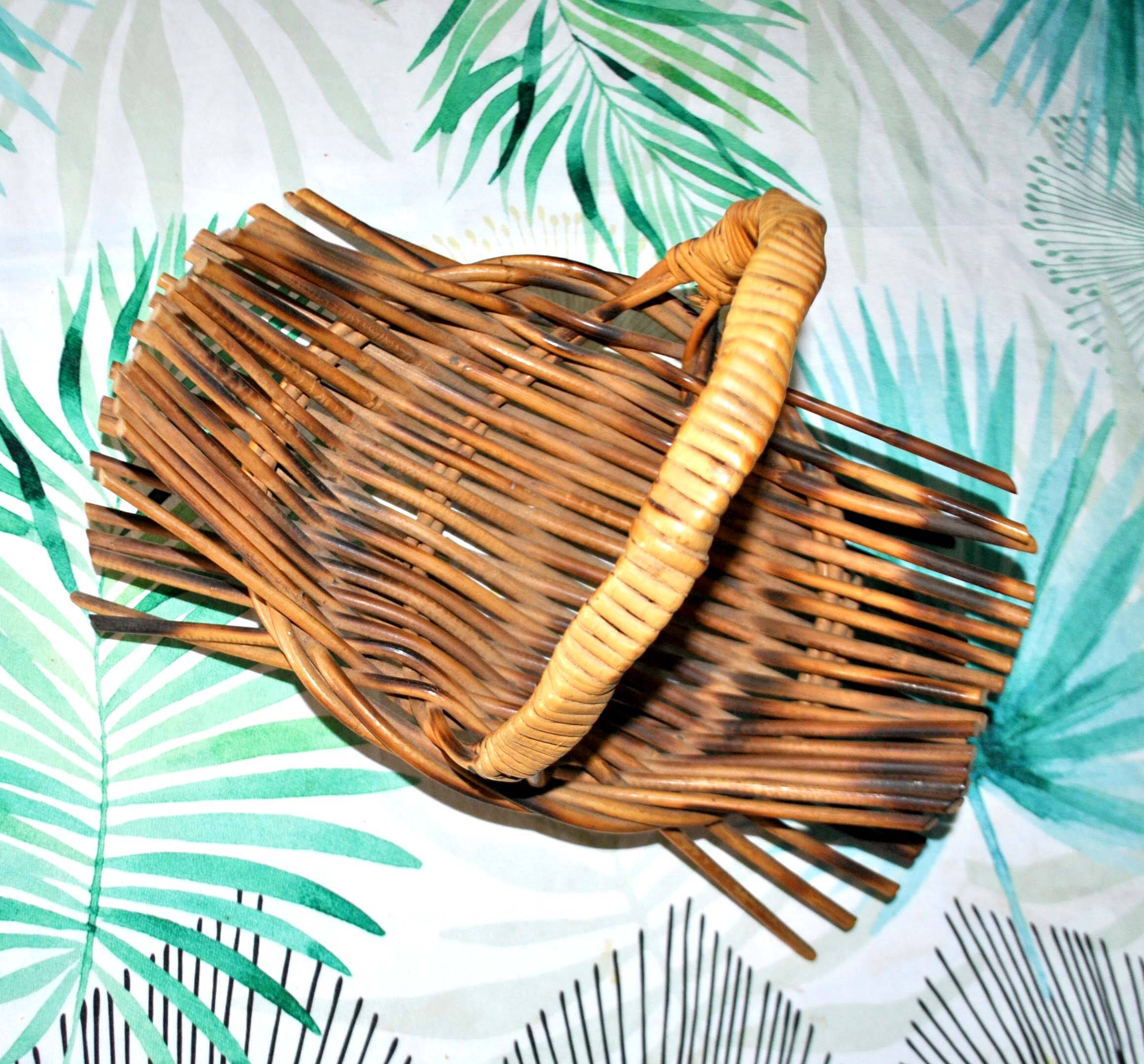 Vintage basket with handle in woven rattan 1960-1970 hippie chic decorative pocket