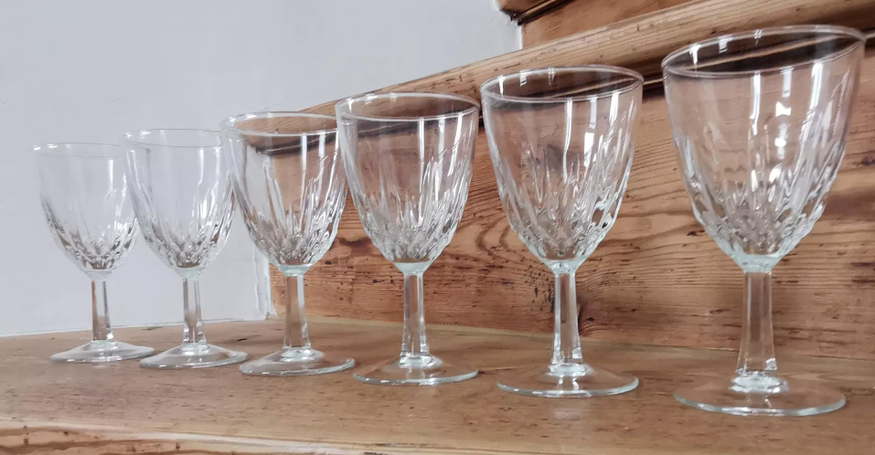 Service de 6 verres à vin ciselés