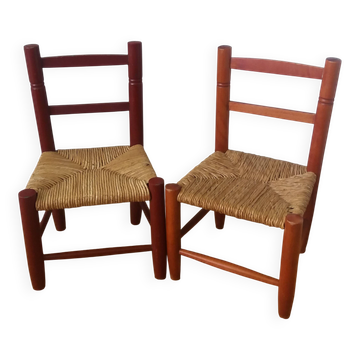 Children's straw chairs made of wood and straw.