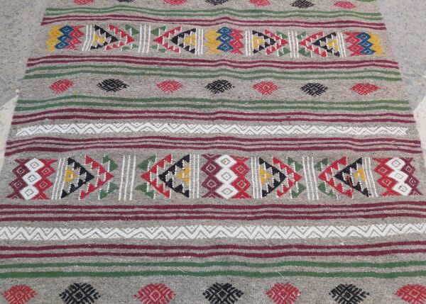 Tapis kilim gris traditionnel fait main en pure laine 145x100cm