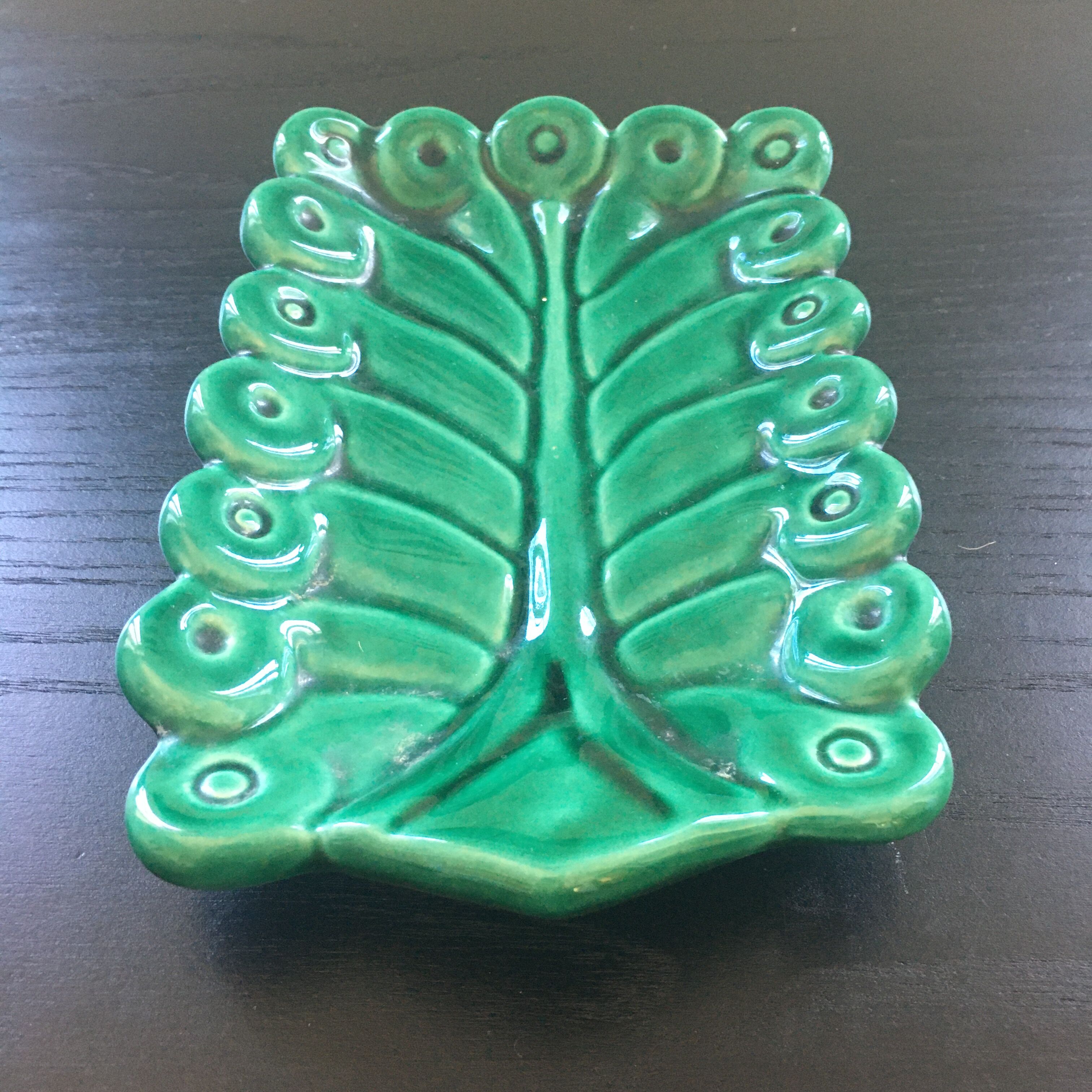 Stylized leaf pocket emptier