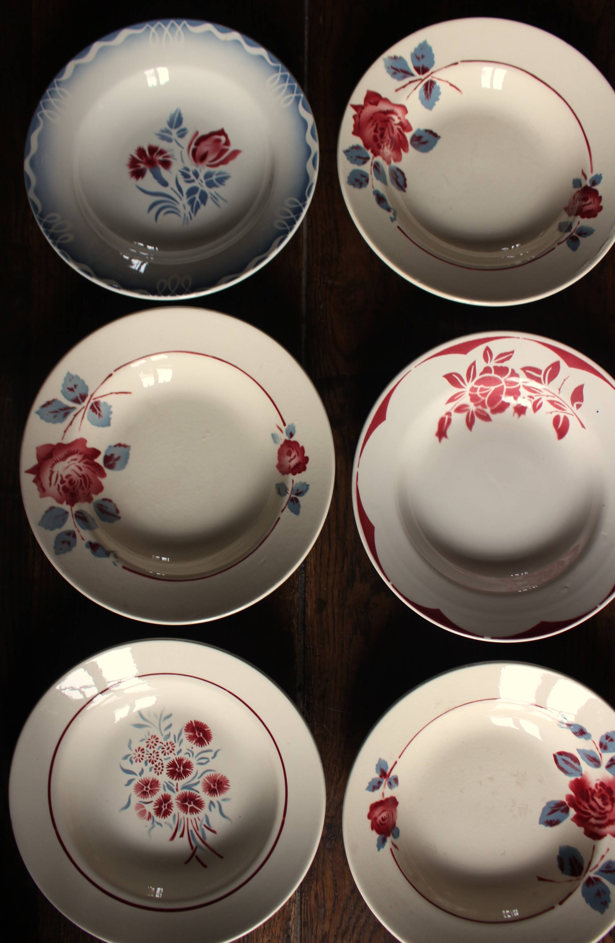 6 mismatched red and blue Art Deco soup plates, Badonviller Digoin
