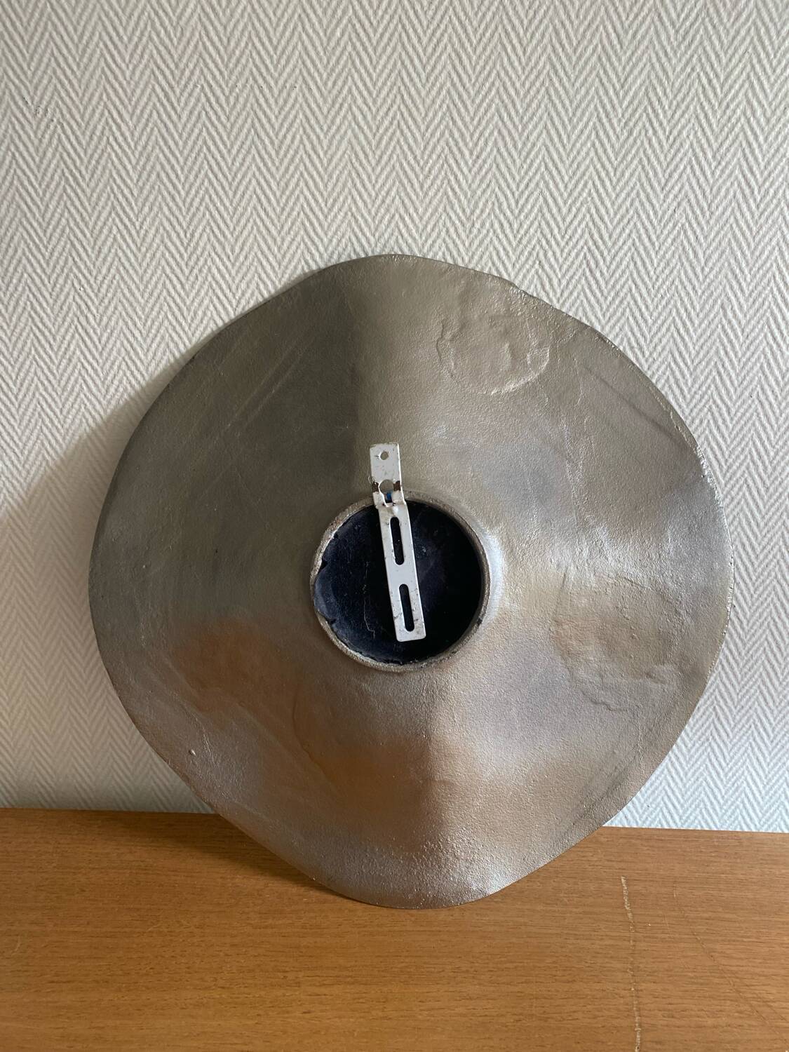 Wall-mounted aluminum plate with mountain design