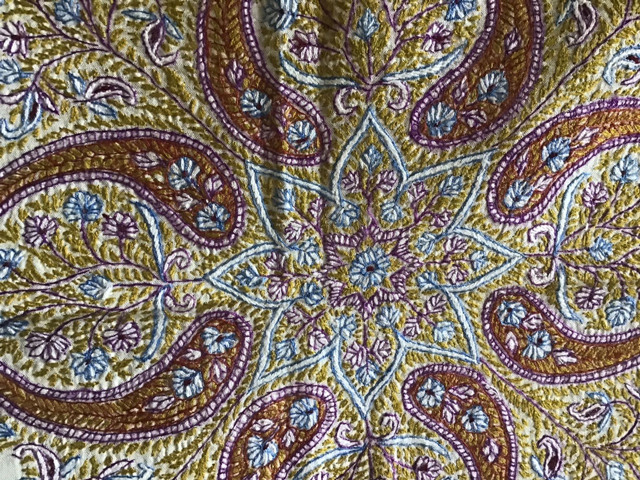 Nappe et serviettes en soie grège brodée de motifs cachemires  en couleur