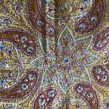 Nappe et serviettes en soie grège brodée de motifs cachemires  en couleur