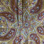 Nappe et serviettes en soie grège brodée de motifs cachemires  en couleur