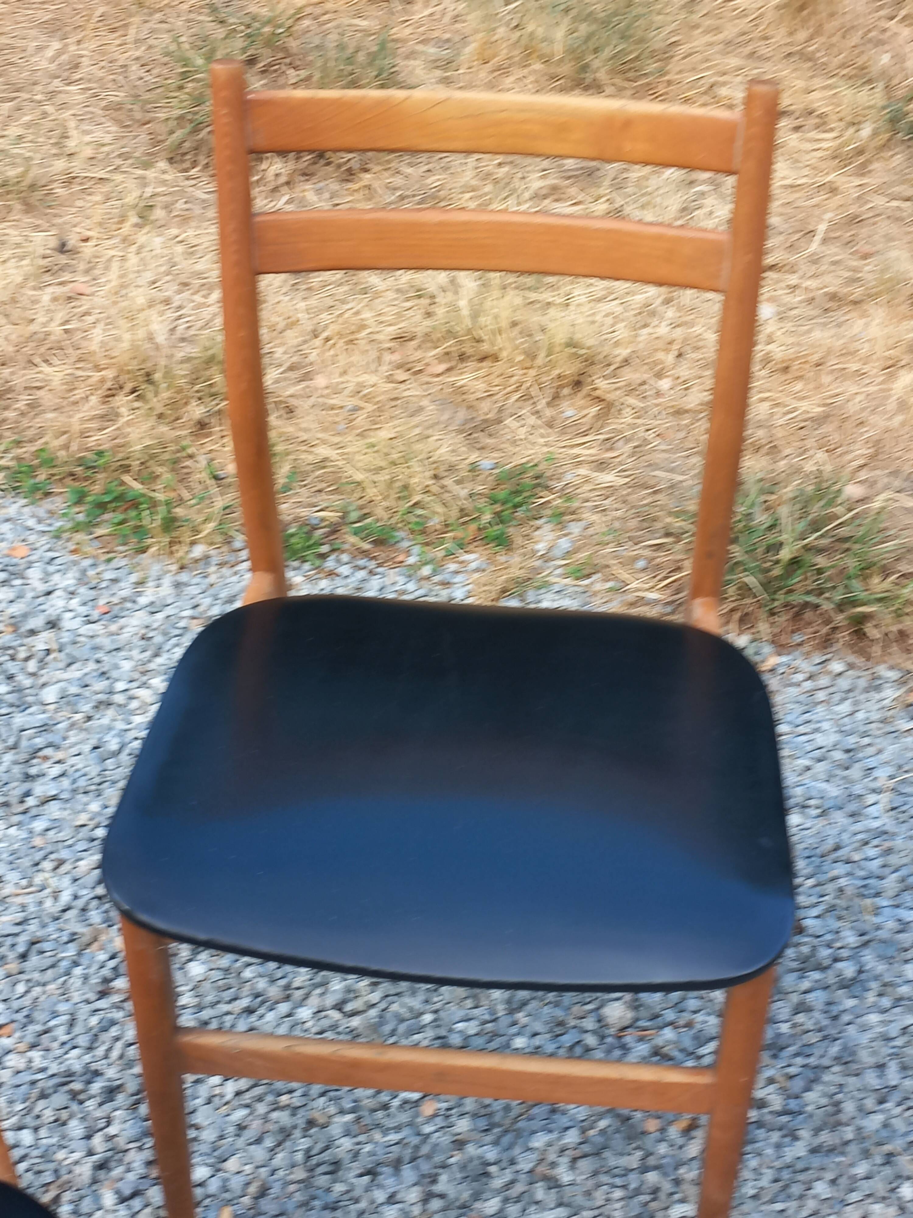 Set of 4 Scandinavian-style teak chairs from the 1970s.