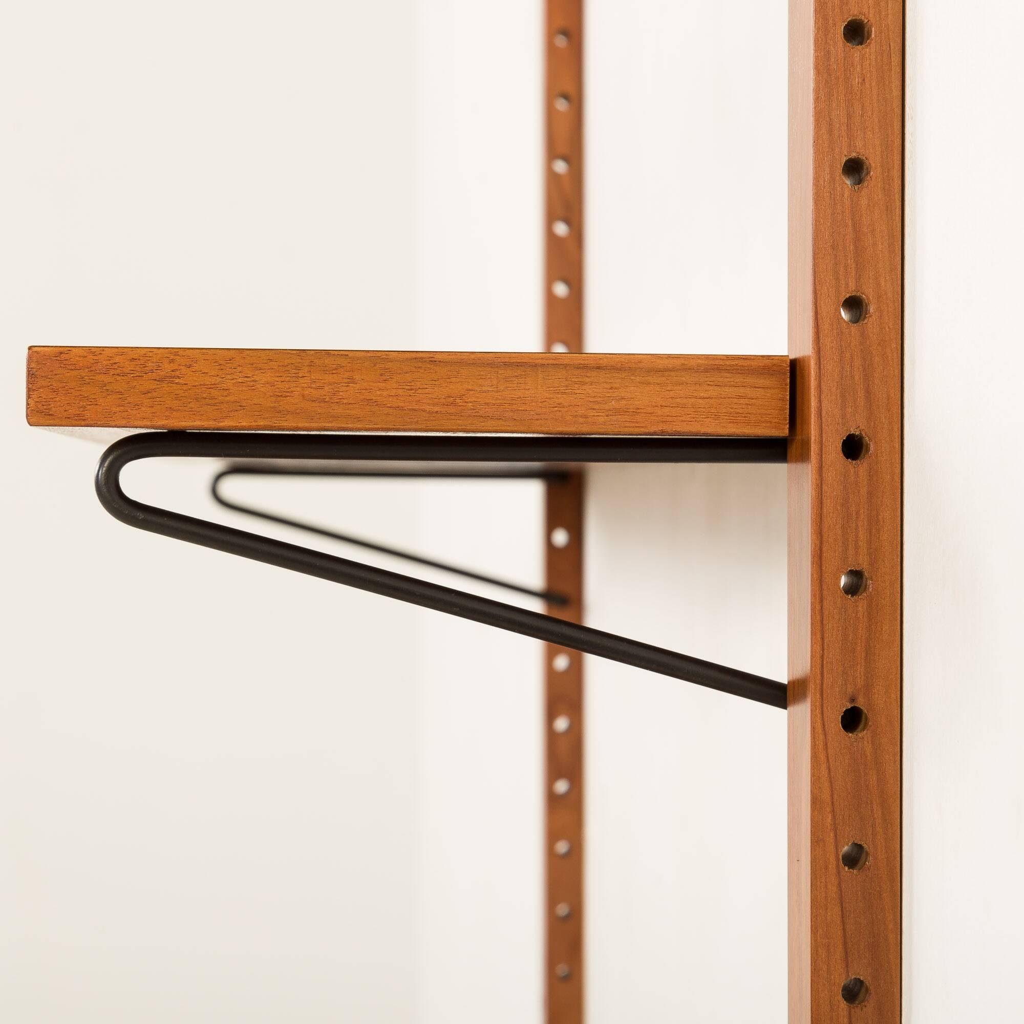 Étagère en teck scandinave des années 1970 avec un console.