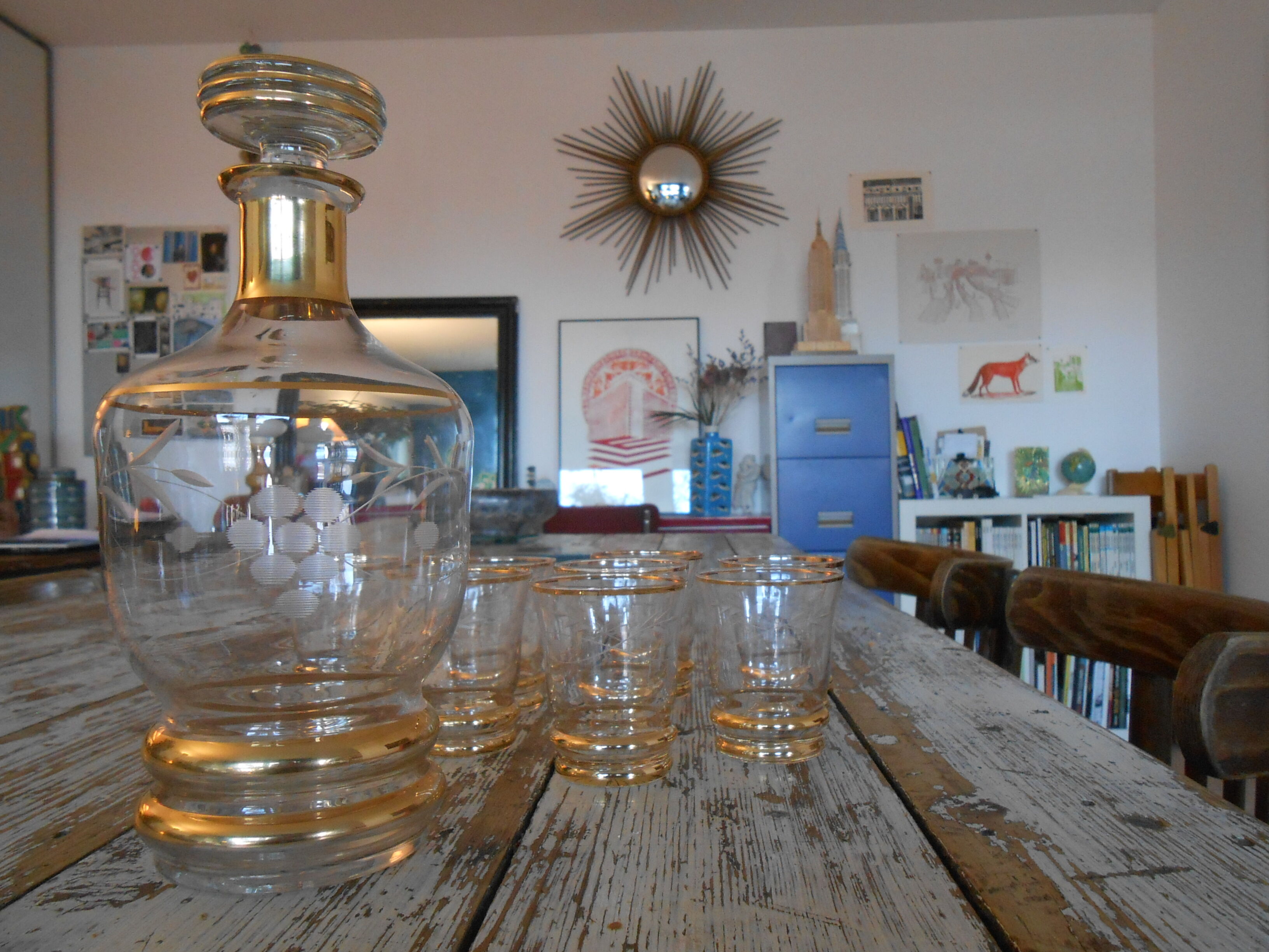 Carafe and its 8 glasses