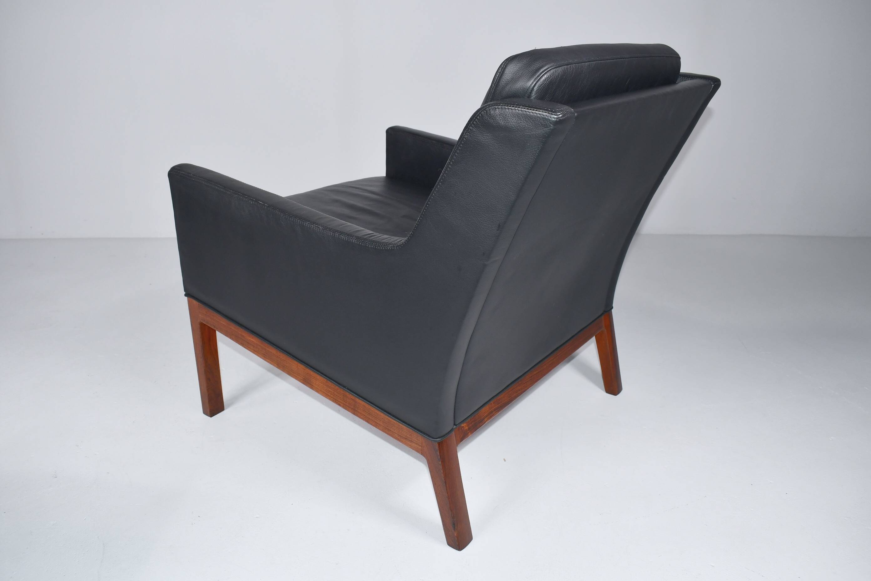 Fauteuil et repose-pieds en cuir par Kai Lyngfeldt-Larsen. Danemark, années 1960.