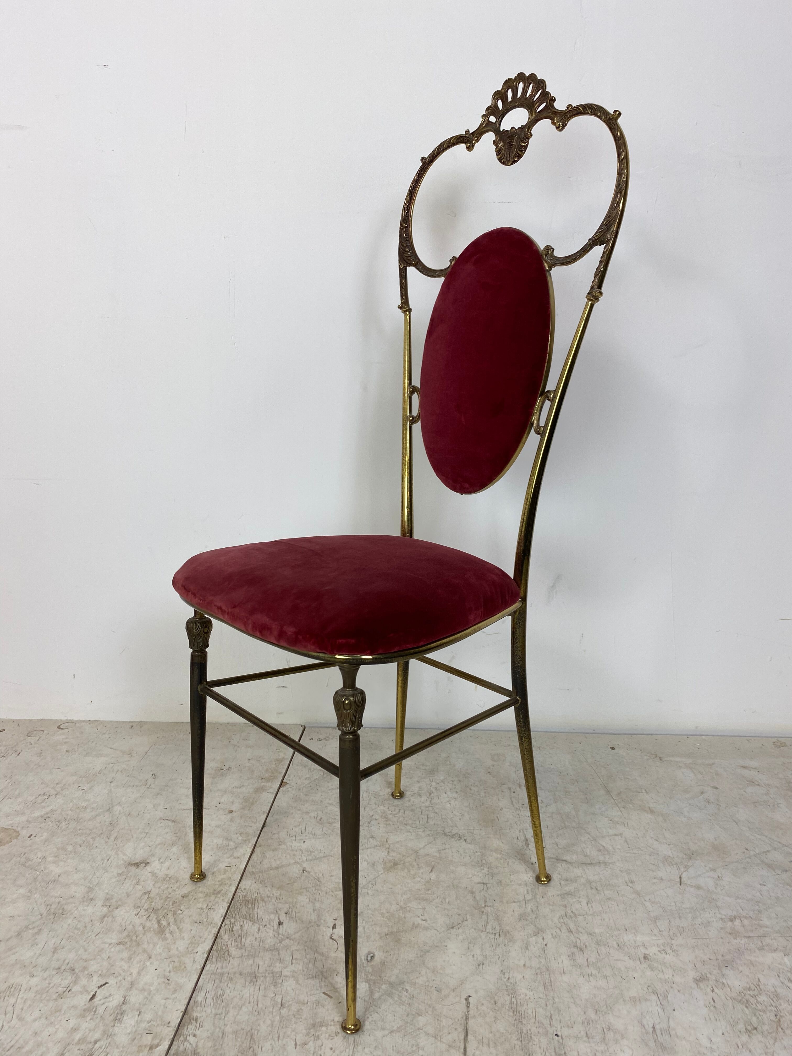 chaise vintage regency style brass et red velvet années 1950